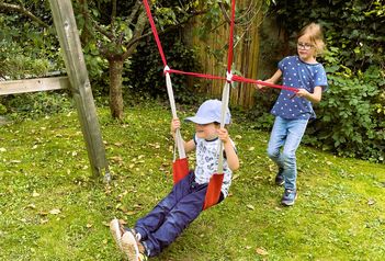 Materialien zum Thema Lernen in und durch Bewegung befinden sich in der Ausleihe des Naturama Aargau. Die Lernkiste “Bewegung” enthält u.a. Sachinformationen, Aufträge, Umsetzungsideen, Praxisanleitungen und Materialien (von Seilschaukel, Slackline, Karabinern, über Footbags bis hin zu Balance-Discs). Sie ist für den Unterricht drinnen und draussen geeignet. Zur Materialliste und Ausleihe via Naturama Aargau: naturama.ch/ausleihe > Bewegung