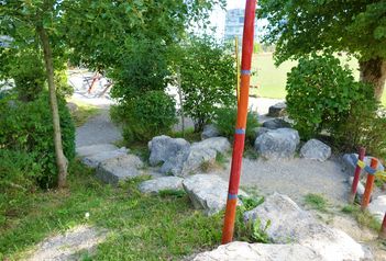 Naturnahe Schulumgebung Schule Dorf und öffentlicher Gemeindespielplatz Suhr - Spielplätze im Aargau